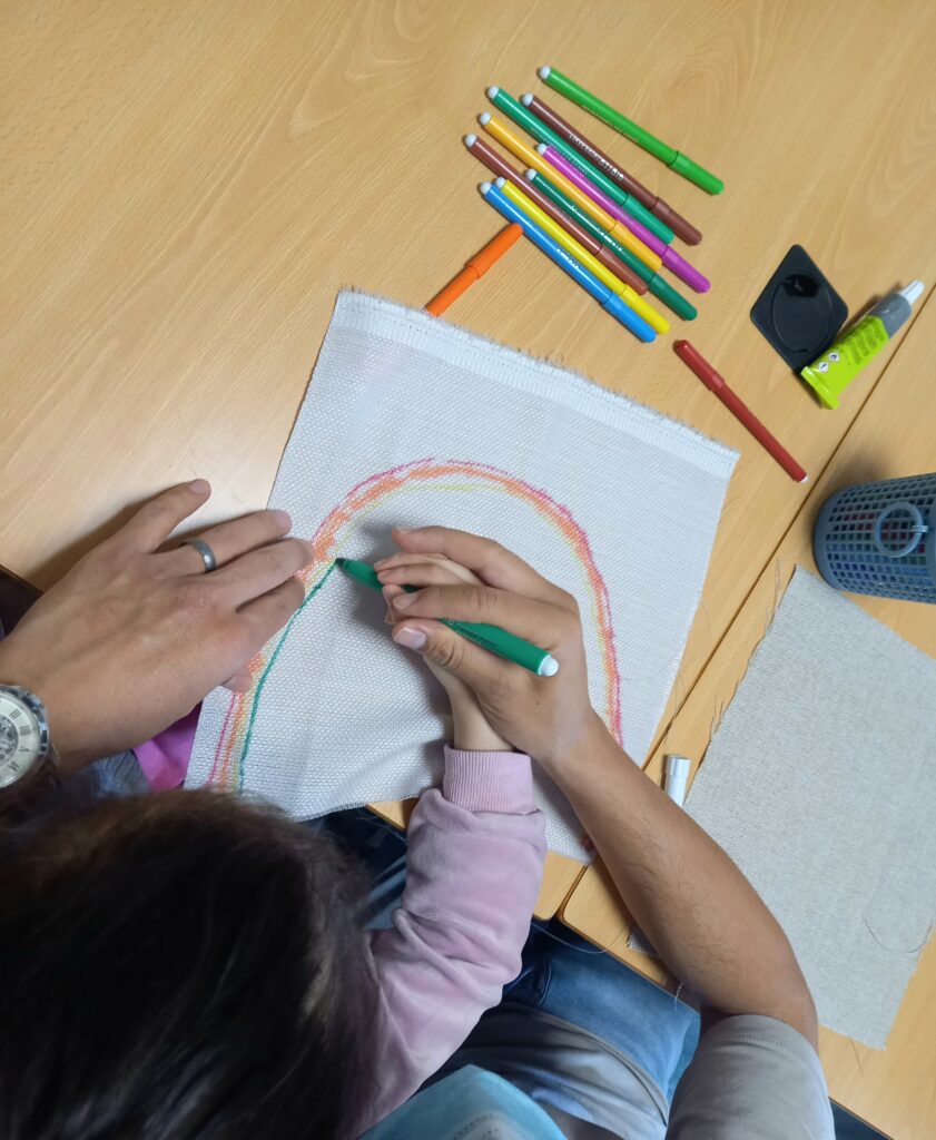 Criança a desenhar