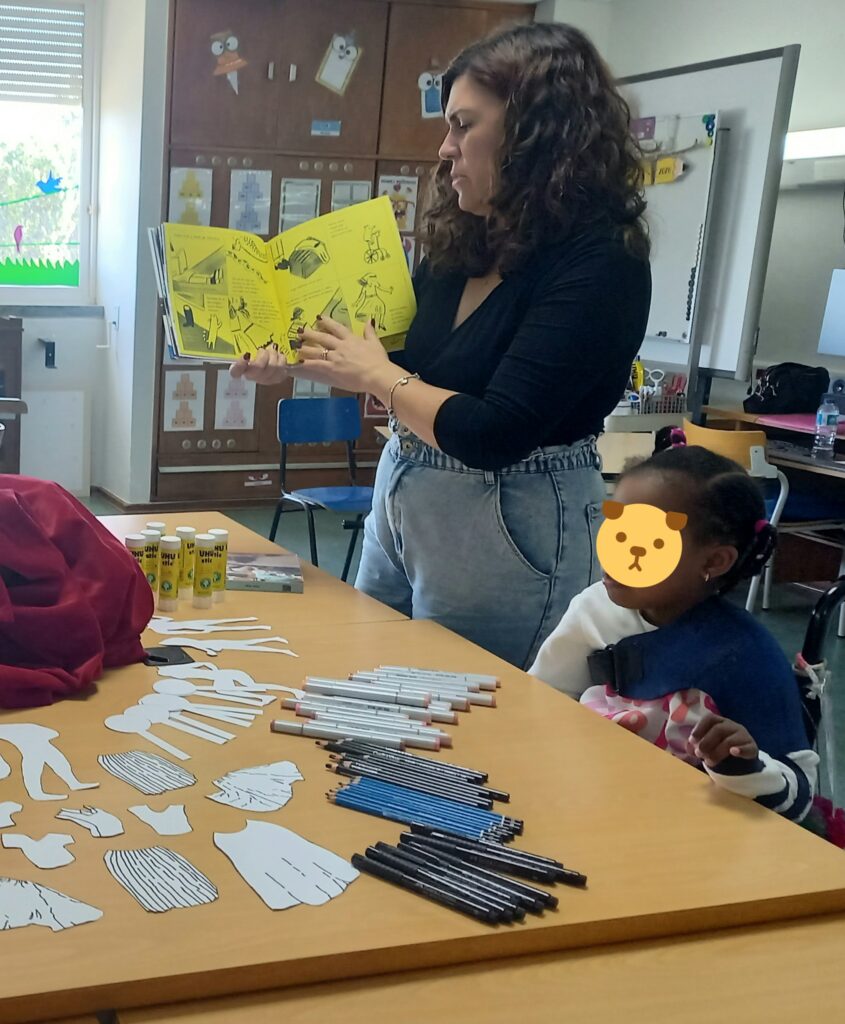 Mediadora a mostrar um livro
