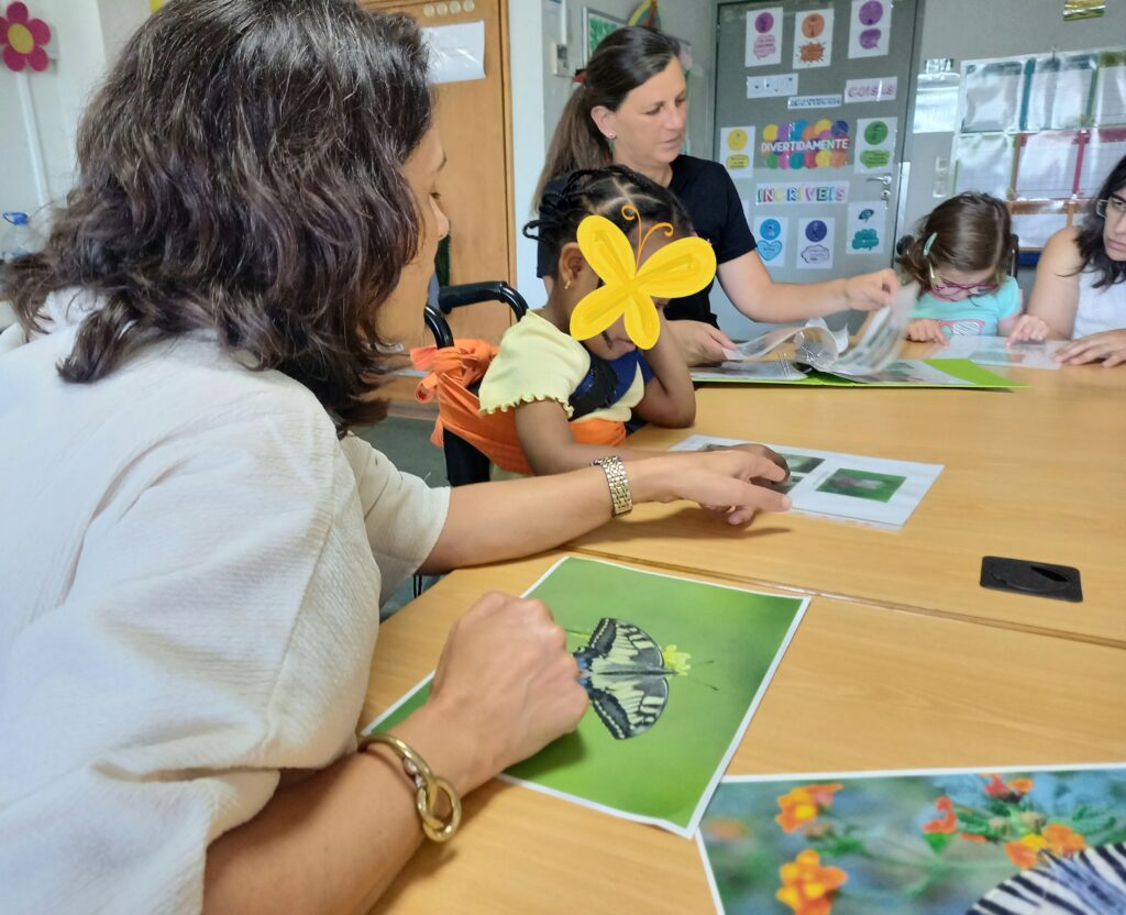 Crianças e adultos à volta de mesas