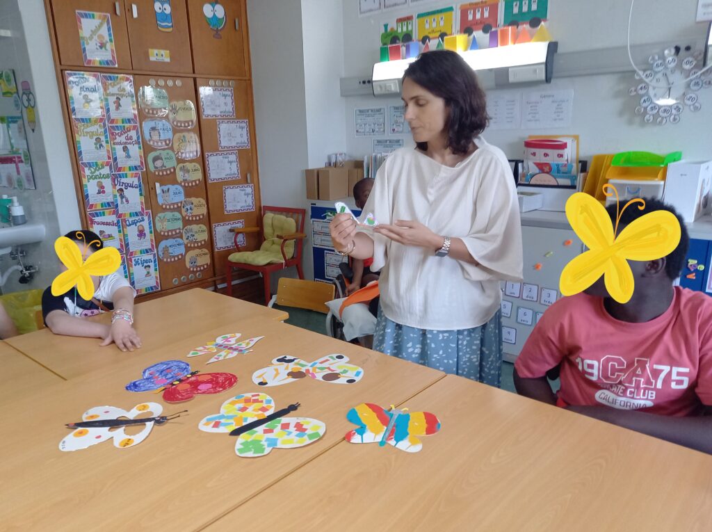 Jovem junto a borboletas já decoradas