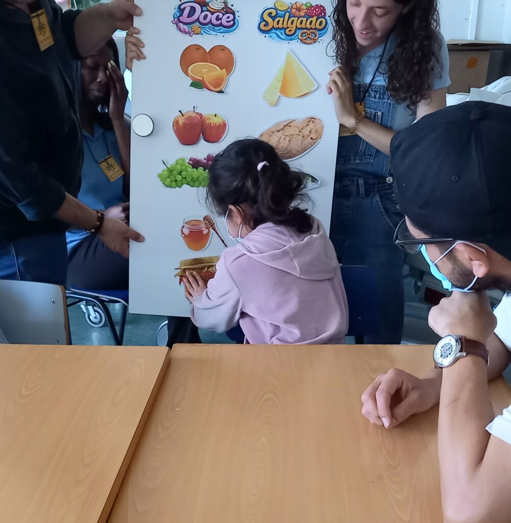 Criança com cartaz de comidas