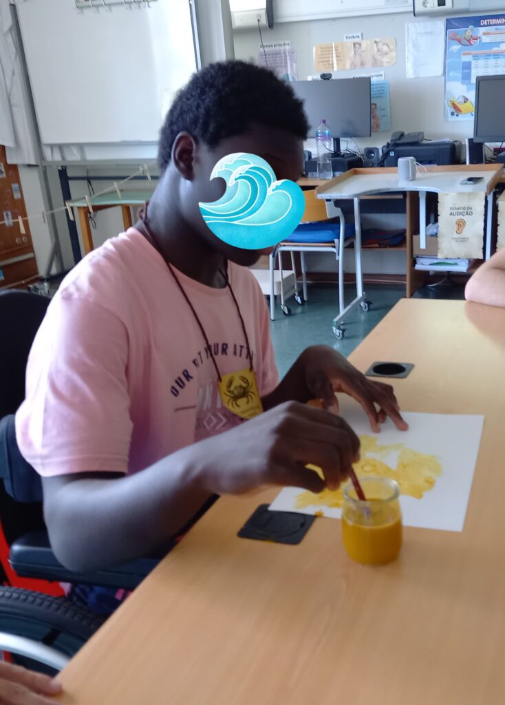 Criança a pintar