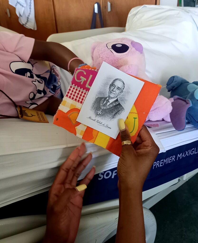 Criança com foto de MArcelo Rebelo de Sousa