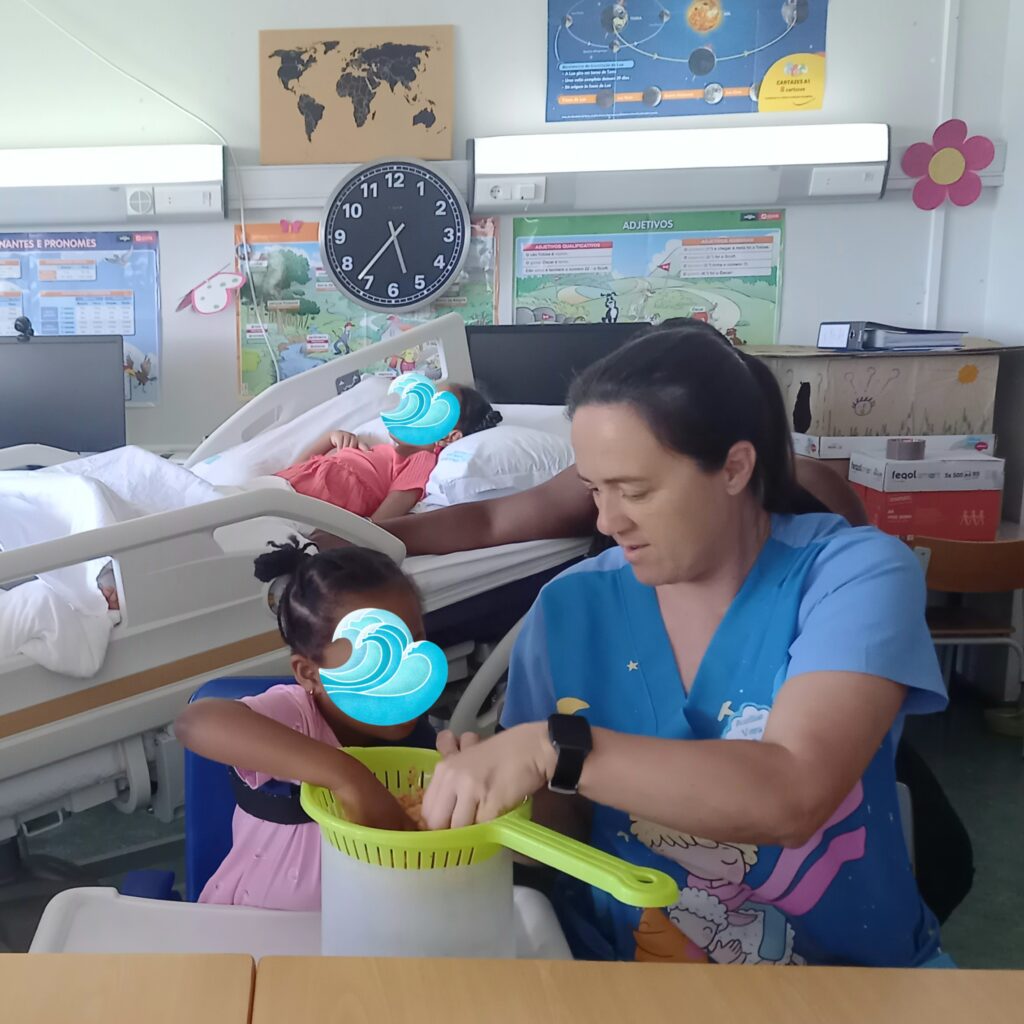 Mediadora e criança com crivo