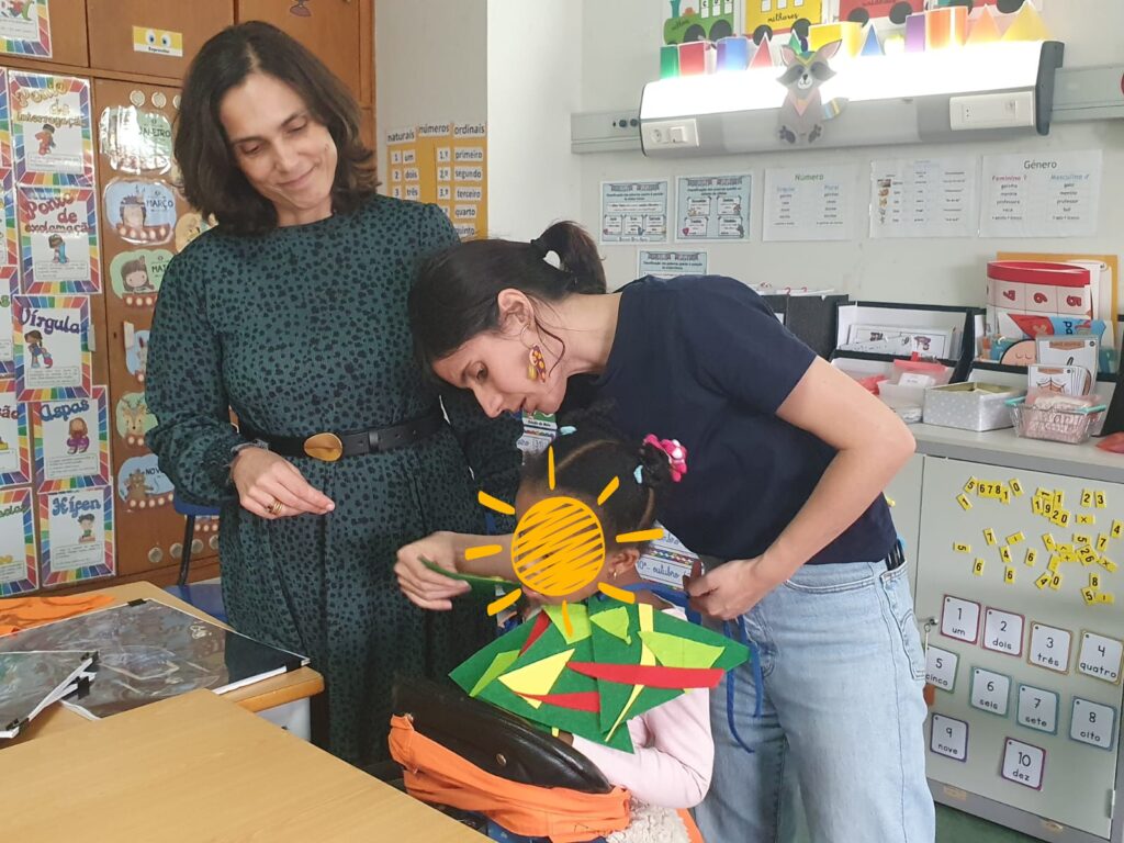 Mediadoras a "vestirem" uma criança