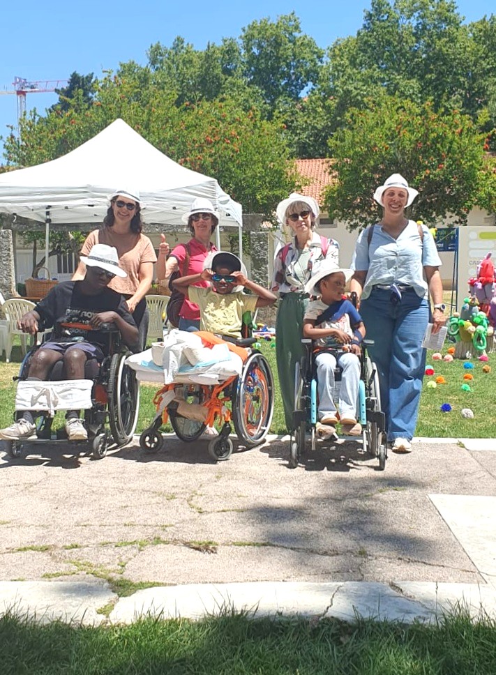Adultos e crianças junto a zona arborizada