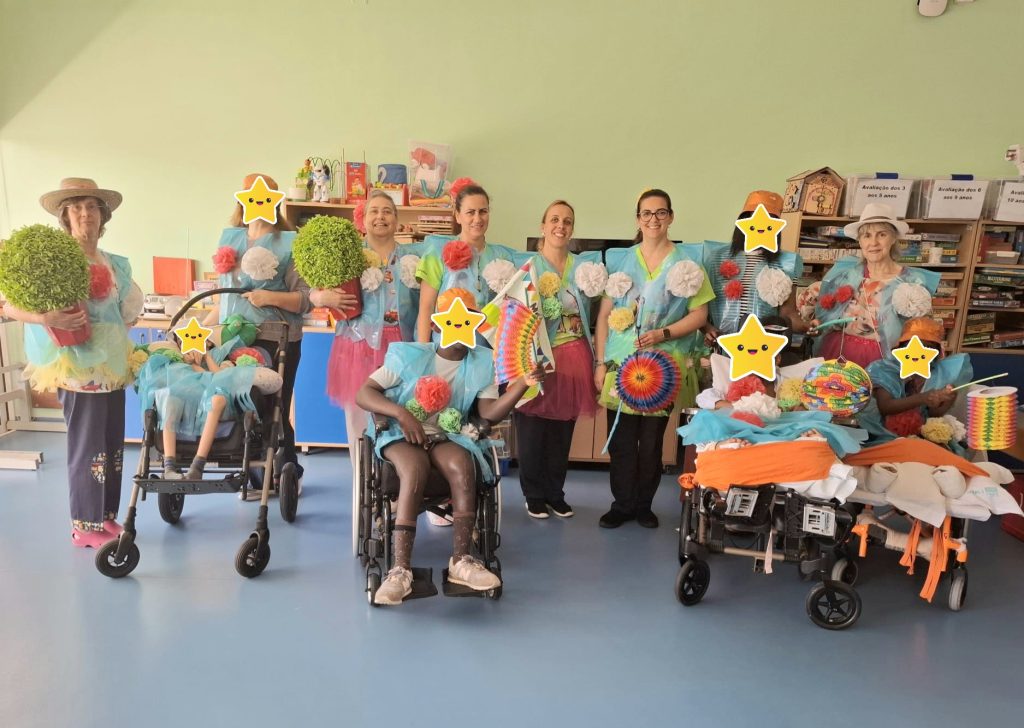 Crianlas e adutlos em sala - foto de "família"