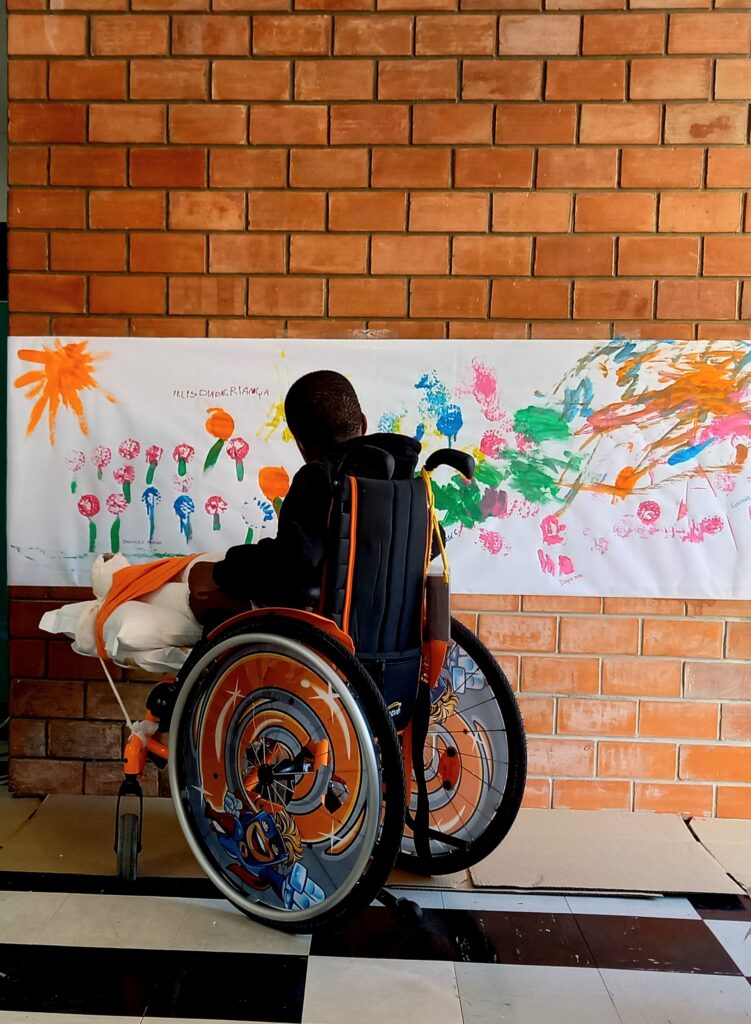 Criança pinta mural