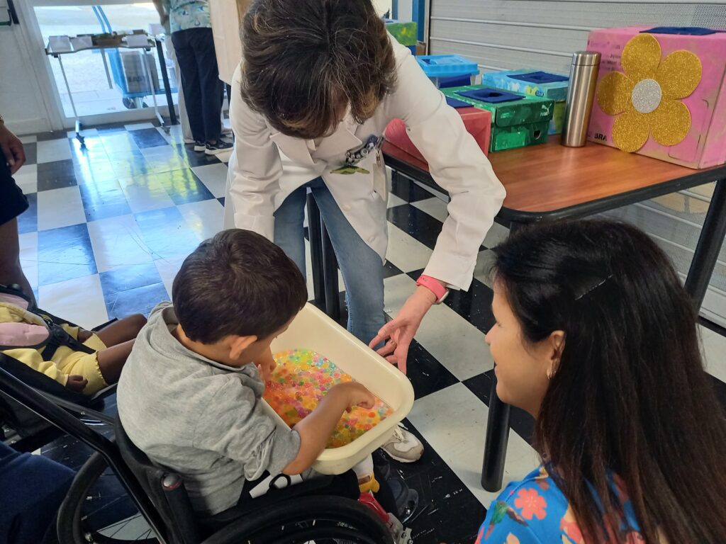 Criança com tabuleiro com tinta