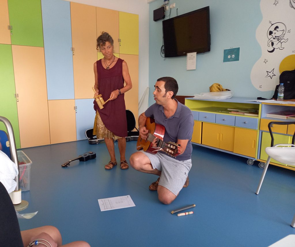 Ana Rita com Pedro a tocar guitarra